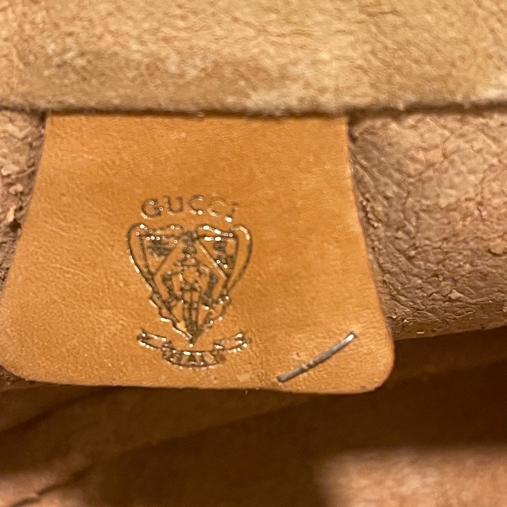 Gucci Vintage 1970’s-1980’s C monogram Call outs are peeling on inside and strap - Picture 10 of 14